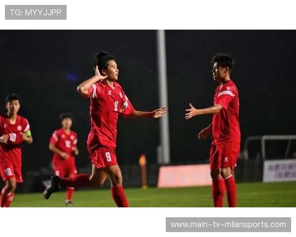 颜骏凌连续扑出对方禁区内两次劲射，海港热身赛3比0完胜